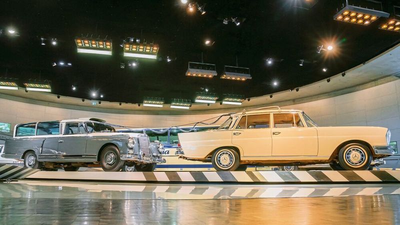 Heute steht das Pärchen von der Teststrecke von einst eng verbunden im Mercedes-Benz-Museum. (Mercedes-Benz AG)