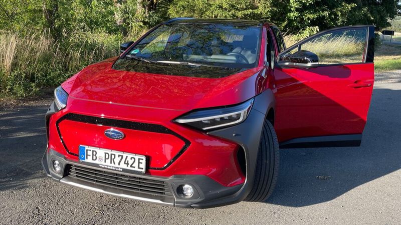 Das Modell ist vom Toyota bZ4X abgeleitet, aber in Teilbereichen wie dem Allradantrieb von Subaru angepasst. (Bild: Grimm – VCG)