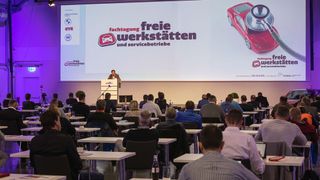 Jeder nur einen Tisch! Der sichere Abstand zwischen den Teilnehmern blieb bei der Fachtagung jederzeit gewahrt. (Bild: Stefan Bausewein)