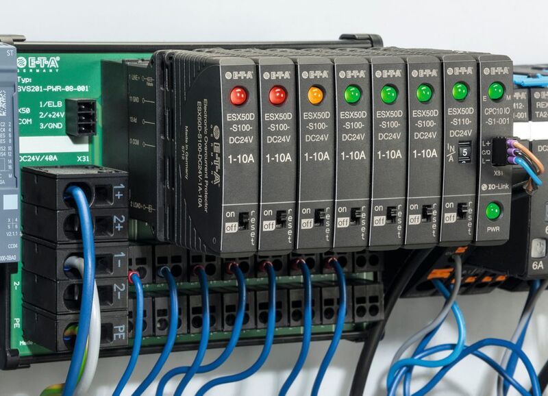 Anwendung mit der Gerätekombination elektronischer Sicherungsautomat ESX50D, IO-Link Device CPC10IO und Stromverteiler SVS201 (E-T-A)