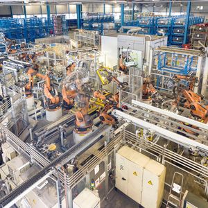 Die Herstellung der X1-Front- und -Heckklappen umfasst insgesamt neun Werkzeugsätze und 46 Arbeitsfolgen.