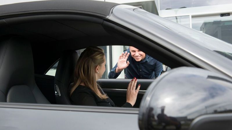 Die Onlinezulassung durch das Autohaus wird das Tagesgeschäft der Händler erleichtern und die Kunden zufriedener machen.(Bild:  ProMotor)