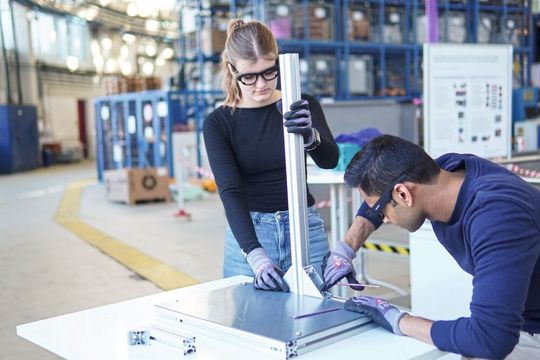 Die Smart Glasses mit Ich-Perspektive können dabei helfen, Fachwissen zu erfassen, bevor es verloren geht.(Bild:  Fraunhofer IPK)