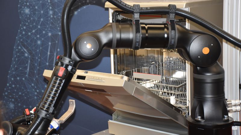 Der KR1018 mit seinen 7 Achsen bietet eine einzigartige Flexibilität.(Bild:  Heldele Automation)