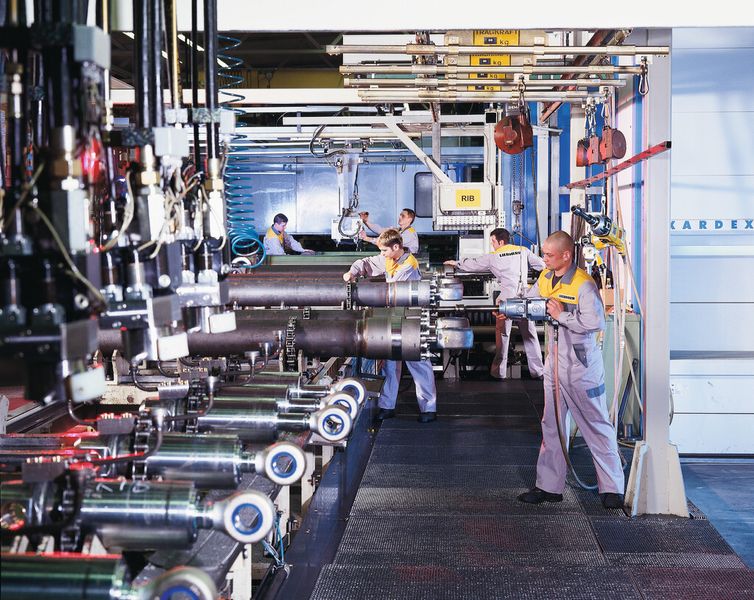 Am Standort Kirchdorf stellt Liebherr Hydraulikzylinder bis 500 mm Nenndurchmesser und 5.000 mm Länge her. LiView eignet sich auch für diese Großzylinder. (Bild: Liebherr)