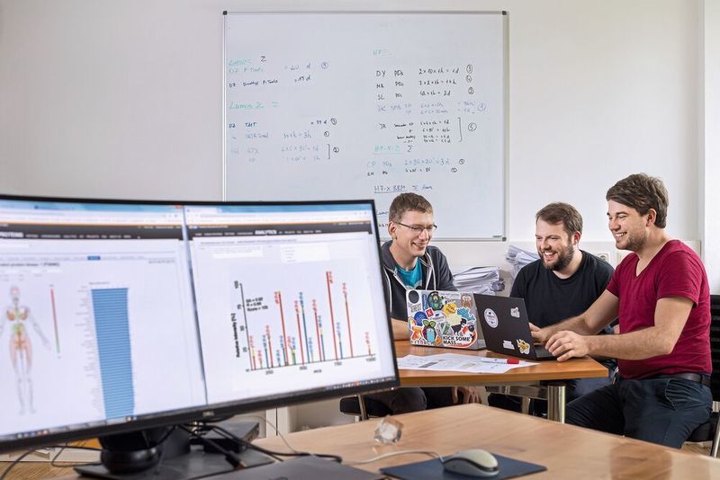 Am Lehrstuhl für Proteomik und Bioanalytik (Prof. Dr. Bernhard Kuester), am Wissenschaftszentrum Weihenstephan (WZW) der Technischen Universitaet München (TUM); im Bild: die Informatiker, v.l.n.r.: Dr. Mathias Wilhelm; Tobias Schmidt (© Astrid Eckert / TU München)