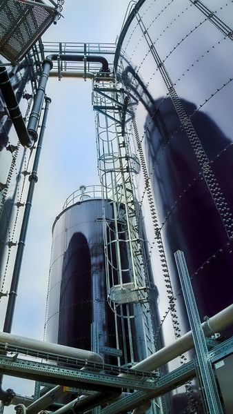 Komplettiert wurde die biologische Abwasserreinigung auf kundenspezifischen Wunsch schließlich durch Anlagen zur Entwässerung und Abfüllung des Schlammes, eine Anlage zur Abluftreinigung und einen großen Treppenturm. (DAS)