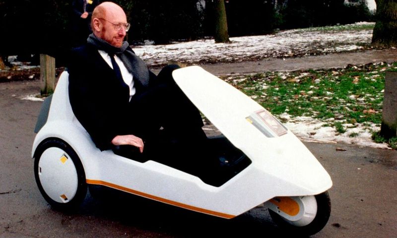 Der Sinclair C5 ist ein ab 1979 von Sir Clive Sinclair entwickeltes und ab November 1984 bei Hoover in Merthyr Tydfil in Wales, Großbritannien, produziertes dreirädriges Elektrofahrzeug. Sinclair glaubte, mit diesem Fahrzeug den Personennahverkehr revolutionieren zu können. Sinclair investierte einen Teil seines Vermögens aus dem Verkauf von Aktienbeteiligungen an Sinclair Research und setzte Barrie Wills als Manager ein, der vorher bei der US-amerikanischen DeLorean Motor Company tätig gewesen war. (Bild: PA Archive/Ima)
