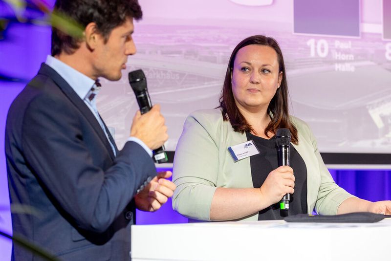 Am 10. Juni 2024 fand die AMB-Preview 2024 im Mövenpick Hotel Stuttgart Airport statt. Romy Arnold und Florian Schmitz, Projektleitung AMB, Messe Stuttgart, informierten über die Highlights der Messe. (Bild: Landesmesse Stuttgart GmbH)