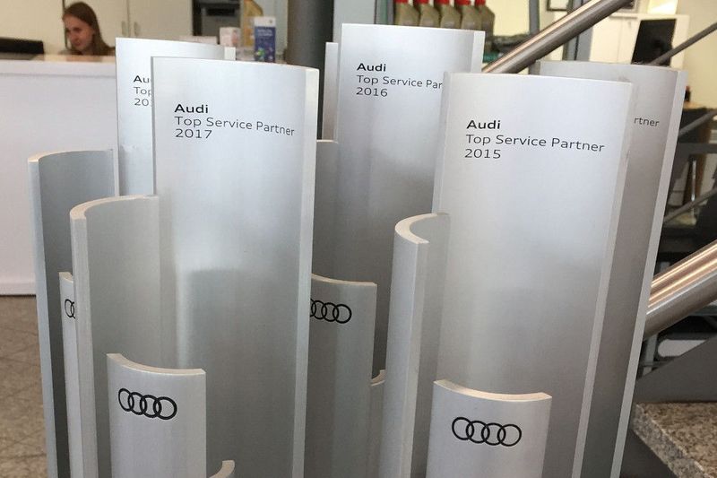 Die Verbindung zu Audi ist lang: 1984 schließt Bierschneider einen Werkstatt- und vier Jahre später einen Händlervertrag. Die Pokale belegen die erfolgreiche Beziehung zum Hersteller. (Faust / »kfz-betrieb«)