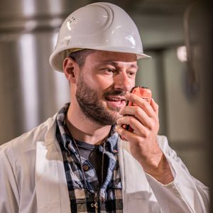 Mit Hilfe der PTT-Taste und einer Softwarelösung über Drittanbieter kann das IS320.1 auch als Walkie-Talkie eingesetzt werden.