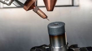 Die am Fraunhofer IPT getestete Kombination von Draht und Pulver führte zu Härtesteigerungen des Werkstoffs von bis zu 30 Prozent. (Fraunhofer IPT)