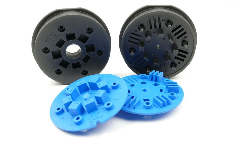 Insertos para herramientas fabricados mediante impresión 3D y piezas moldeadas por inyección de polipropileno.(Bild:  SKZ)