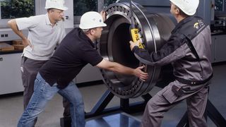Praxisnahes Training: Montage von Groß-Wälzlagern an der Trainingsinsel für die Papierindustrie. Bilder: Schaeffler (Archiv: Vogel Business Media)