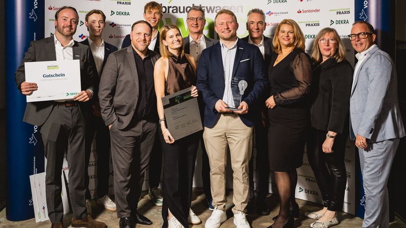 Das Team von Weller mit den Juroren für den Gebrauchtwagen Award 2026. (Bild: Stefan Bausewein)