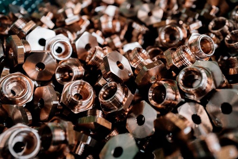 Drehteile sind unverzichtbare Komponenten für zahlreiche Industriezweige – vom Maschinenbau über die Automobilindustrie bis zur Medizintechnik.(Bild:  Verband der Deutschen Drehteile-Industrie)