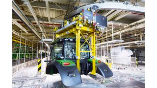 Beim Retrofit der Elektrohängebahn hat John Deere fast das komplette Maxolution-Programm ausgeschöpft: SEW-Eurodrive lieferte von der Antriebstechnik über das Sicherheitssystem bis zur Sensorik fast alle Komponenten. (SEW-Eurodrive)
