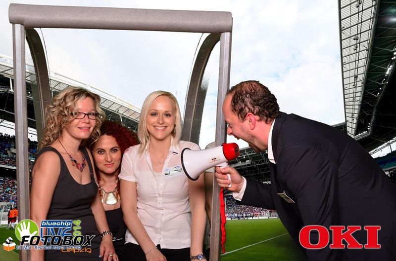 Sascha Morbitzer feuerte die Mädels an (v. l.): Nicole Engelskircher, bluechip, Besa Agaj, IT-BUSINESS, und Franziska Ecke, bluechip (Bild: http://fotobox-leipzig.fotograf.de)