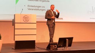 „Der wesentliche Schlüssel zum Erfolg ist, dass der Händler den Kunden nach der Einrichtung seines Kundenkontos anmeldet“, sagte Peter Lorenzen. (Bild: Seyerlein/»kfz-betrieb«)