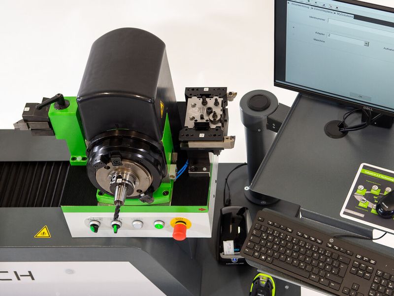 Hier ist das Kenova set line H343 mit einer variablen Tischbestückung nebst Werkzeughalter zu sehen – das bringt Flexibilität in den Werkzeugeinstell-Prozess. (Bild: Kelch)