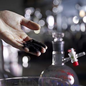 Einsammeln und zerstören – das ist die Aufgabe von Carbo-Iron, einer kohlenstaubfeinen Substanz, die am UFZ entwickelt wurde, um Grundwasser zu reinigen.