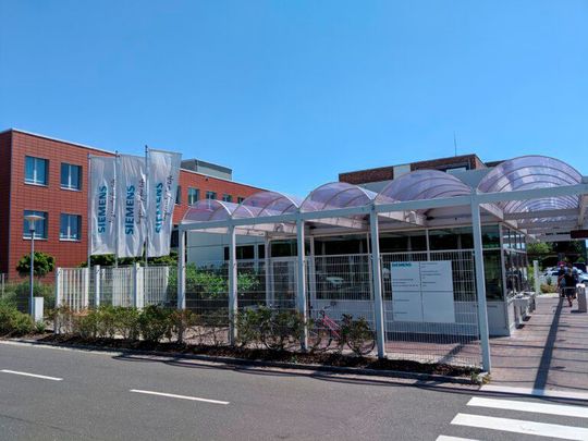 Gute Neuigkeiten für Siemens! Denn jetzt hat das World Economic Forum bekannt gegeben, dass das Amberger Siemens-Werk (EWA) nun zur „Sustainability Lighthouse Factory“ ernannt wird. Diese Bezeichnung tragen bisher nur 12 Unternehmen! Hier mehr zu den Hintergründen.(Bild:  Siemens)