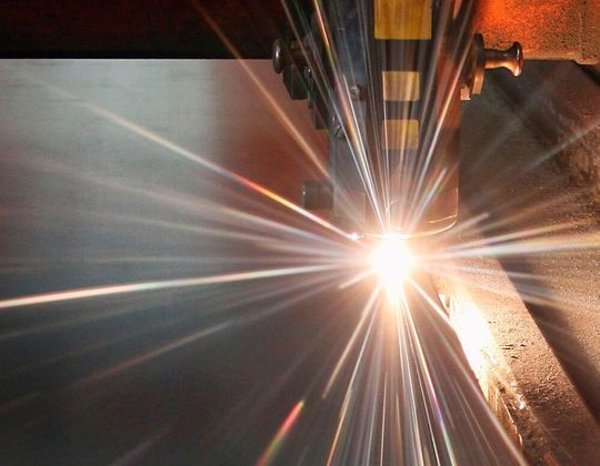 Geschweißter Leichtbau. Das Laserstrahlschweißen bei verdeckten T-Stößen kann unter Umständen zu Problemen führen, die die Verbindungsqualität beeinträchtigen und nicht leicht zu entdecken sind. Am Fraunhofer IPK hat man deshalb relativ einfach Abhilfe geschaffen ...(Bild:  Welding Power Systems)