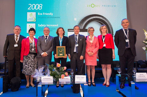 From left to right: Mr. Marek Smoczyk/Secretary of Pomeranian Province, Mrs. Ewa Mes/Pomeranian Province Governor, Mr. Janusz Ostapiuk/Vice Minister of Environment, Mrs. An Nuyttens/Solvay Silica President, Mr. Alexis Brouhns/Solvay Europe General Manager, Mrs. Collette Taquet/Belgian Ambassador to Poland, Mrs . Dorota Grabczynska/Wloclawek City Vice Mayor, Mr. Bruno Jestin/Solvay Silica Europe Zone Director (Bild: Solvay)