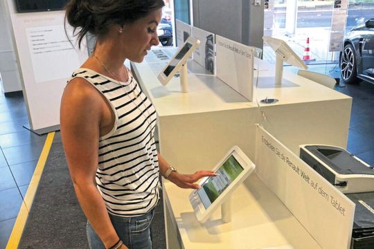 Bei der elektronischen Annahme druckt der Kunde lediglich den Auftrag aus und übergibt den Schlüssel.(Bild:  Autohaus Gotthard König)