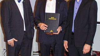 Dr. Thomas Sebastiany von Pepperl+Fuchs, Rolf Becker von AS-International und Bernhard Wiedemann von Bihl+Wiedemann bei der Übergabe der Spezifikation ASi-5 (v. l.). (ASi)
