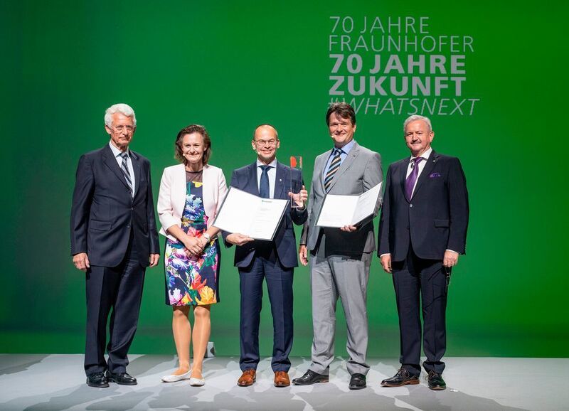 Die Preisträger Dr. Bernhard Durschang (3. v. l.) und Dr. Jörn Probst (2. v. r.) bei der Preisverleihung (© Ines Escherich / Fraunhofer-Gesellschaft)