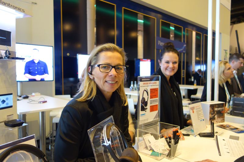 Bereit für die Verlosung bei Plantronics mit Heide Schneider und Beatrice Wyszniewski (Bild: IT-BUSINESS)