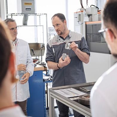 Le site de Glovelier a diversifié ces activités mais l'étampage est son savoir-faire historique. Du dessin technique au traitement thermique, en passant par la fabrication des matrices, tout est fait dans l'atelier. (Source : Guillaume Perret / Cartier)