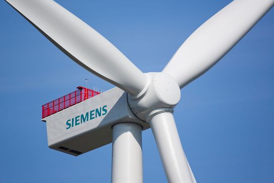 Sorgen über Sorgen! Die Konzernsparte Siemens Energy steht vor Milliardenverlusten, wie die dpa jetzt meldet. Die Problemkinder sind demnach Windraftrotoren und -lager sowie Qualitätsmängel bei der neuen Turbine des Typs 5.X. Hier kommen die Analysten zu Wort ...(Bild:  Siemens)