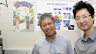 Professor Dr. Kenneth O (links) mit Dae Yeon Kim aus seinem Team: Die neuen CMOS-Chips der Forscher erschließen den  Terahertz-Bereich für Consumer-Anwendungen (alle Bilder: UT Dallas)