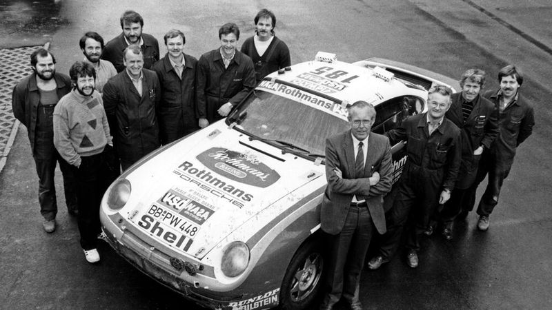 Peter Falk (rechts vorne) 1986 vor einem Porsche 959 Paris Dakar. Weil Porsche nach mehreren Siegen beim 24-Stunden-Rennen von Le Mans auch im Rallyesport Erfolge vorweisen wollte, entstand 1982 das 959-Rallye-Projekt, das aus dem 911 SC nach dem damals aktuellen Gruppe-B-Reglement der FIA entwickelt wurde.  (Bild: Porsche)