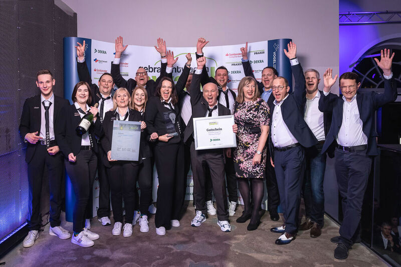 Gewinner des Gebrauchtwagen Award 2020 ist das Team vom Autohaus Herbert Köpper; hier mit Jens Urlichs (Mercedes-Benz) und Jurymitgliedern. (Stefan Bausewein)