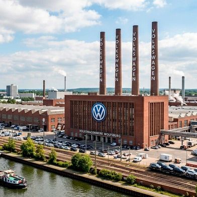 Die erste außerordentliche Betriebsversammlung bei VW in Wolfsburg hat heute stattgefunden. Der Konernchef Oliver Blume sprach über die prekäre Lage des Autobauers ... (Bild: KI-generiert)