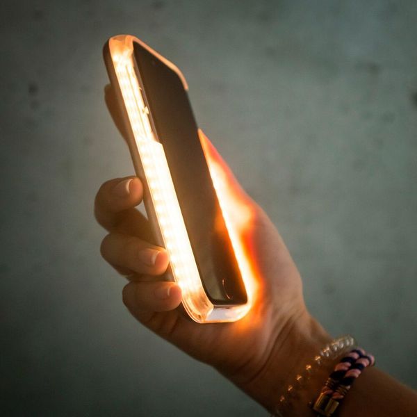 Die Light Case Power Bank ist ein Multitalent für das iPhone 6, 6S und 7. Es ist eine schützende iPhone-Hülle, die das Smartphone mehr leuchten lässt als die Weihnachtsdeko und damit die Selfies perfekt ausleuchtet. Aber damit nicht genug: Dazu ist es auch noch eine Powerbank mit 1.750 mAh. Kostenpunkt bei Radbag: 22,95 Euro. (www.radbag.de)