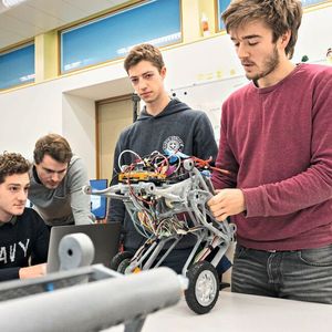 Studenten der ETH Zürich entwickeln einen springenden Roboter, der seinen Weg auch in unwegsamem Gelände findet.