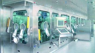 Isolatortechnik, wie hier auf einer Referenzanlage von Inova zu sehen, garantiert Produktschutz bei der Parentaralia-Abfüllung. (Bilder: Optima) (Archiv: Vogel Business Media)