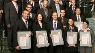 Die Unternehmensnachfolger freuen sich zusammen mit Eltern, Betriebsinhabern und Audi-Vertretern über ihre Abschlussurkunden. (Archiv: Vogel Business Media)