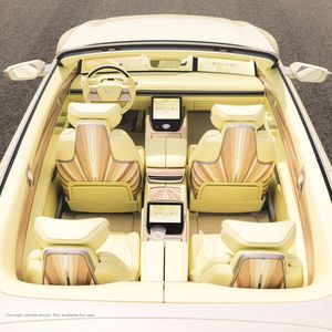 Der Innenraum ist minimalistisch, handverarbeitete Materialien dominieren.(Bild:  Cadillac)