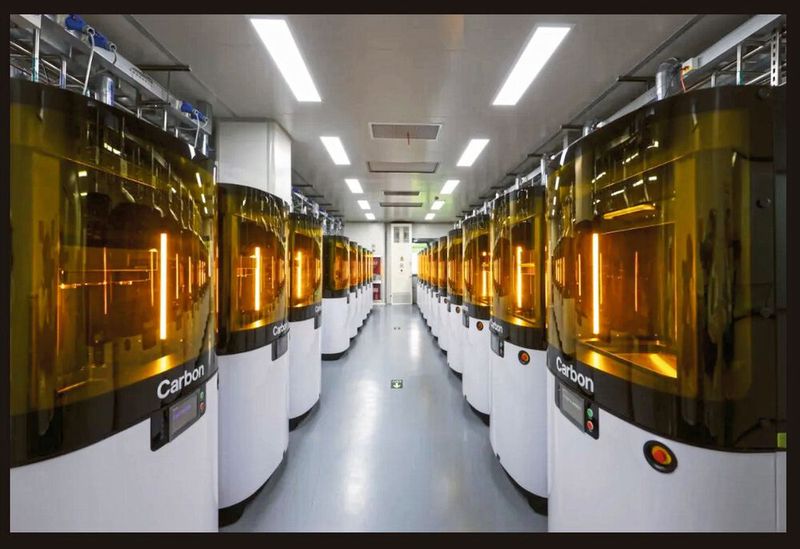 Mit einem Carbon-Drucker fing es an. Inzwischen ist die Maschinenanzahl in diesem Raum zweistellig. Für die Harze besitzt Oechsler zwei Mischanlagen, in denen sie selbst die Harz-Mischungen herstellen.  (Bild: Oechsler)