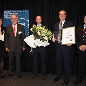 Wirtschaftspreisverleihung in den Niederlanden an Ziehl-Abegg: Johanna Maukner (links) und Axel Gerberding (rechts) von der Handelskammer in Den Haag gratulieren mit dem deutschen Botschafter Heinz-Peter Behr (Zweiter von links) den Partnern Arend Heinen (Mitte) und Ralf Arnold.