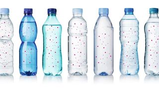 Abb. 1: In Kunststoffflaschen abgefüllte Getränke können regelrechte Sammelbecken für Mikroplastikpartikel sein. (Bild: ©Gresei - stock.adobe.com_[M]-Kübert)