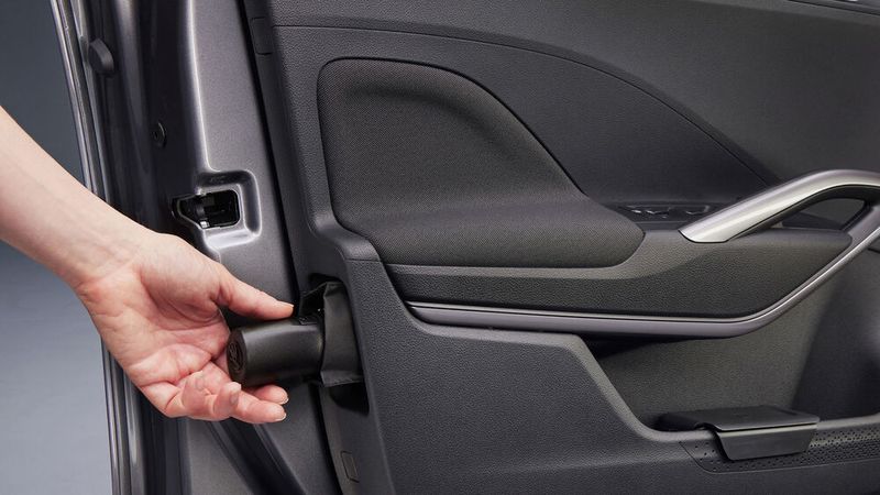 Immer eine clevere Idee: Der Regenschirm hat ein eigenes Staufach in der Türverkleidung. (Bild: Skoda)