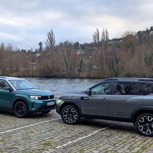 Der Dacia punktet mit seiner markanten Geländewagenoptik. Zum Vergleich mit dem Frontera stand uns nur das Modell Bigster zur Verfügung, der mit 4,57 Metern eine halbe Klasse größer ist als der Opel.(Bild:  Rosenow – VCG)