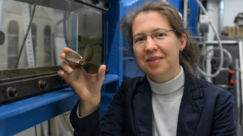Leonie Föhring, hier am Kavitationstunnel des Instituts für Schiffbau und maritime Technik der HAW Kiel, möchte mit optimierten Schiffspropellern Schallemissionen unter Wasser reduzieren.(Bild:  HAW Kiel)