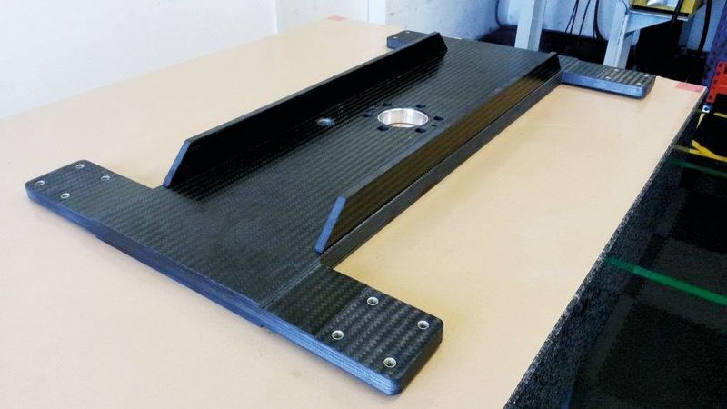Zur Erhöhung der Steifigkeit bei gleichzeitig minimalem Gewicht wurde eine Sandwichbauweise realisiert. Die CFK-Konstruktion wiegt nur noch 12 kg (gegenüber 29 kg Aluminium-Konstruktion). (SGL Group)